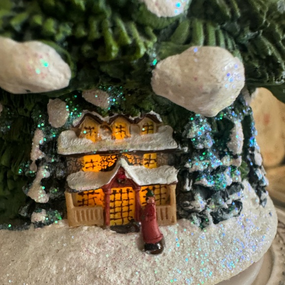 Thomas Kinkade Wonderland Express Christmas Tabletop Tree and Moving Trains - Picture 12 of 17